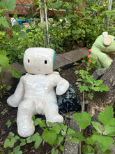 Load image into Gallery viewer, Handbuilding (and Glazing) Creatures with John Parks Monday 8/11/25 2pm to 5pm
